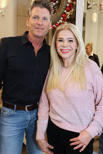 Herbert Ulrich und Julia Kent (re., beide "Dahoam is dahoam") bei der &bdquo;X-Mas-Pilates-Feier in Elenas Beauty Body Bar (&copy;Foto: Claudja Porpaczy)